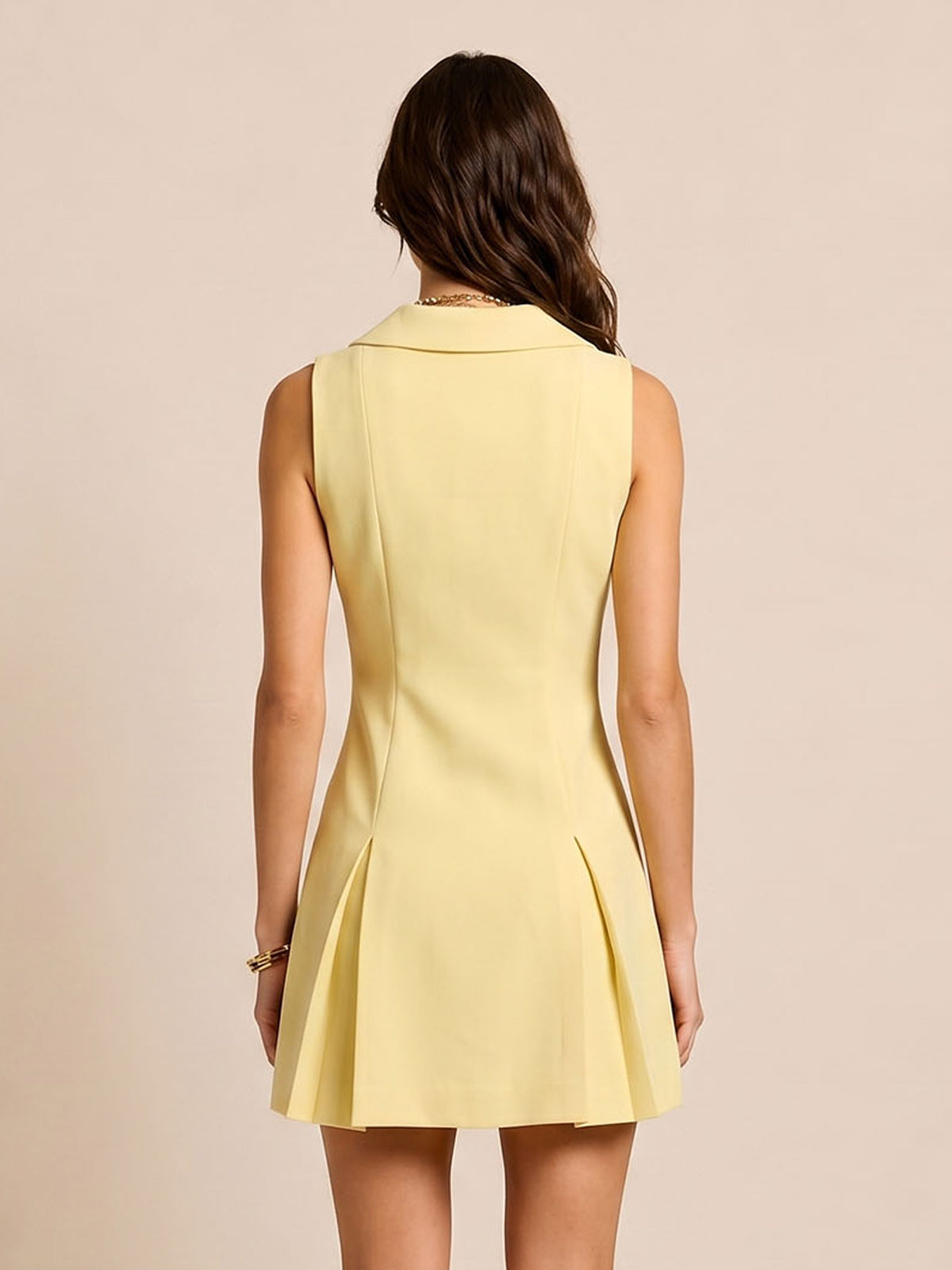 Vestido Mini con Cuello Estructurado
